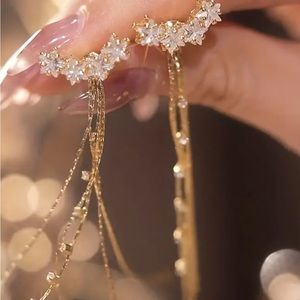 WOMANS EARRINGS CZS AND GOLD